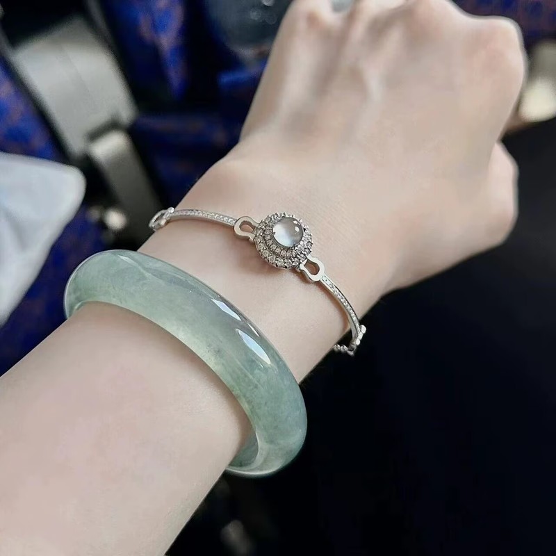 bracelet with floral patterns  - Bracelets review and price